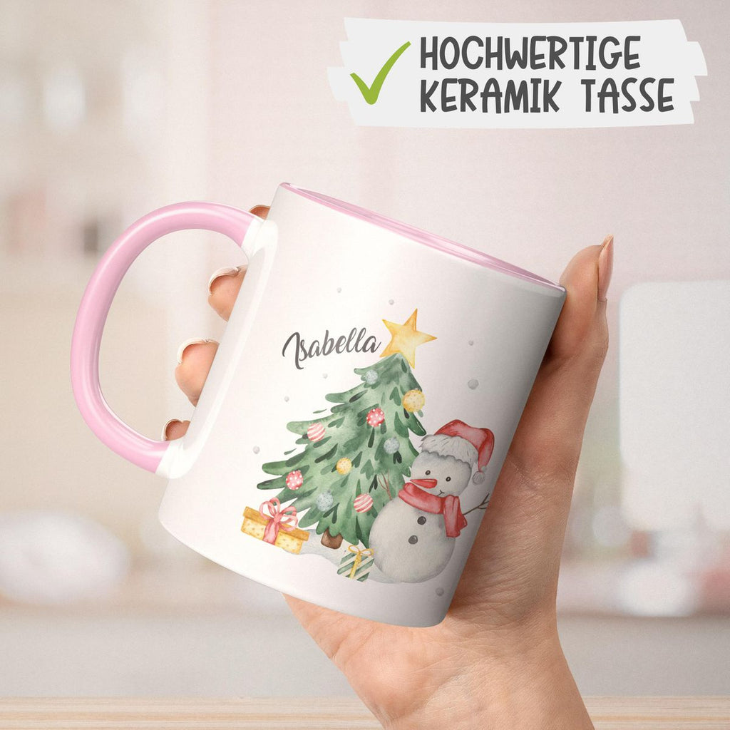 Keramik Tasse Fröhlicher Schneemann mit Weihnachtsbaum im Schnee - personalisiert mit Namen - von Mikalino