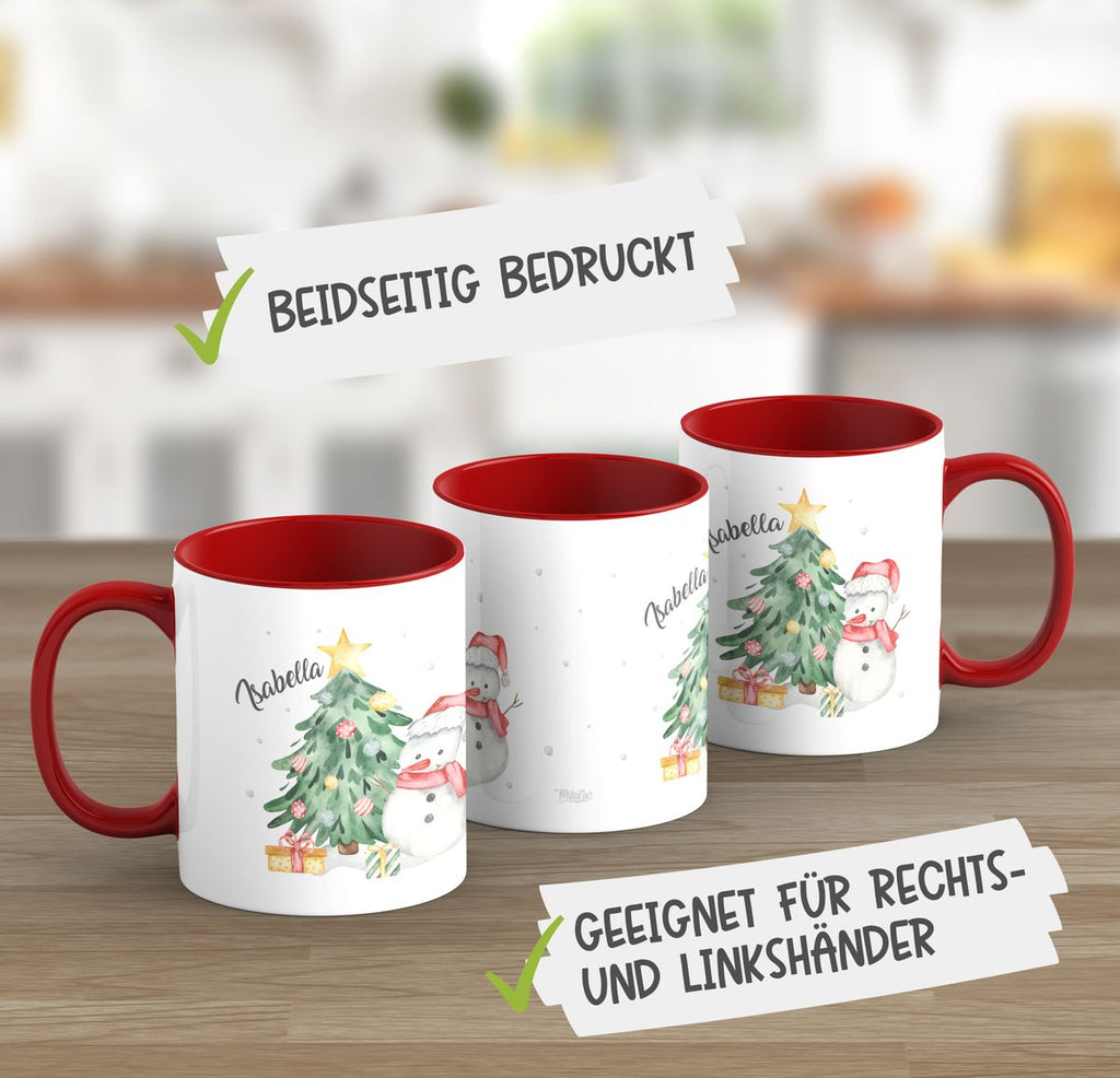 Keramik Tasse Fröhlicher Schneemann mit Weihnachtsbaum im Schnee - personalisiert mit Namen - von Mikalino