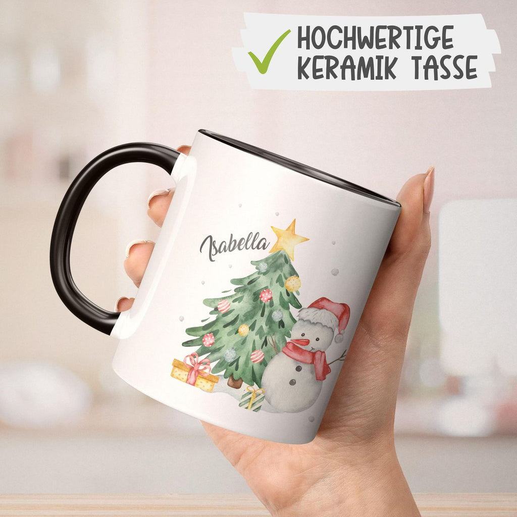 Keramik Tasse Fröhlicher Schneemann mit Weihnachtsbaum im Schnee - personalisiert mit Namen - von Mikalino