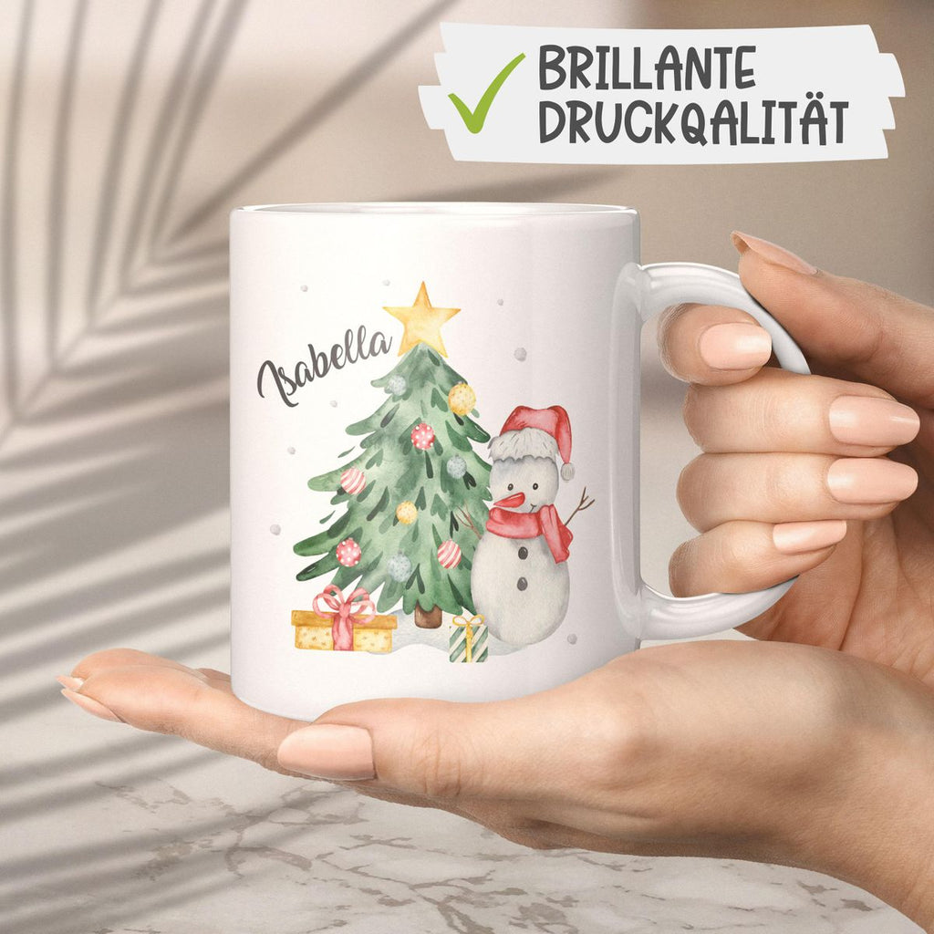 Keramik Tasse Fröhlicher Schneemann mit Weihnachtsbaum im Schnee - personalisiert mit Namen - von Mikalino