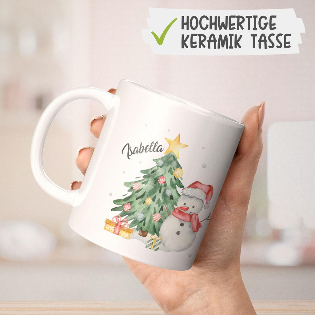 Keramik Tasse Fröhlicher Schneemann mit Weihnachtsbaum im Schnee - personalisiert mit Namen - von Mikalino