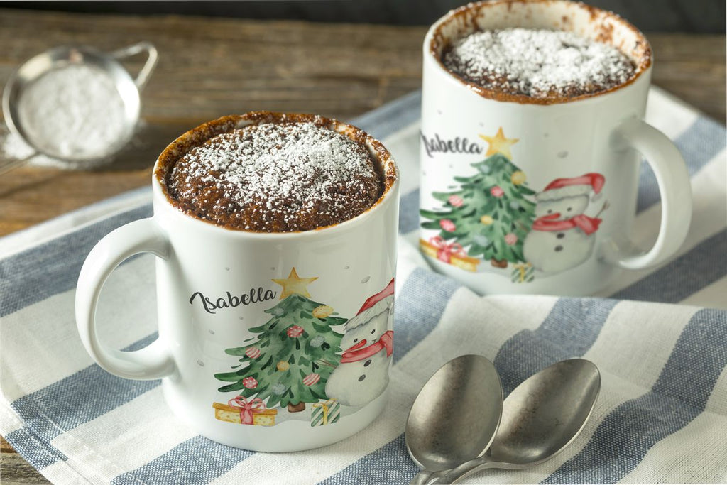 Keramik Tasse Fröhlicher Schneemann mit Weihnachtsbaum im Schnee - personalisiert mit Namen - von Mikalino