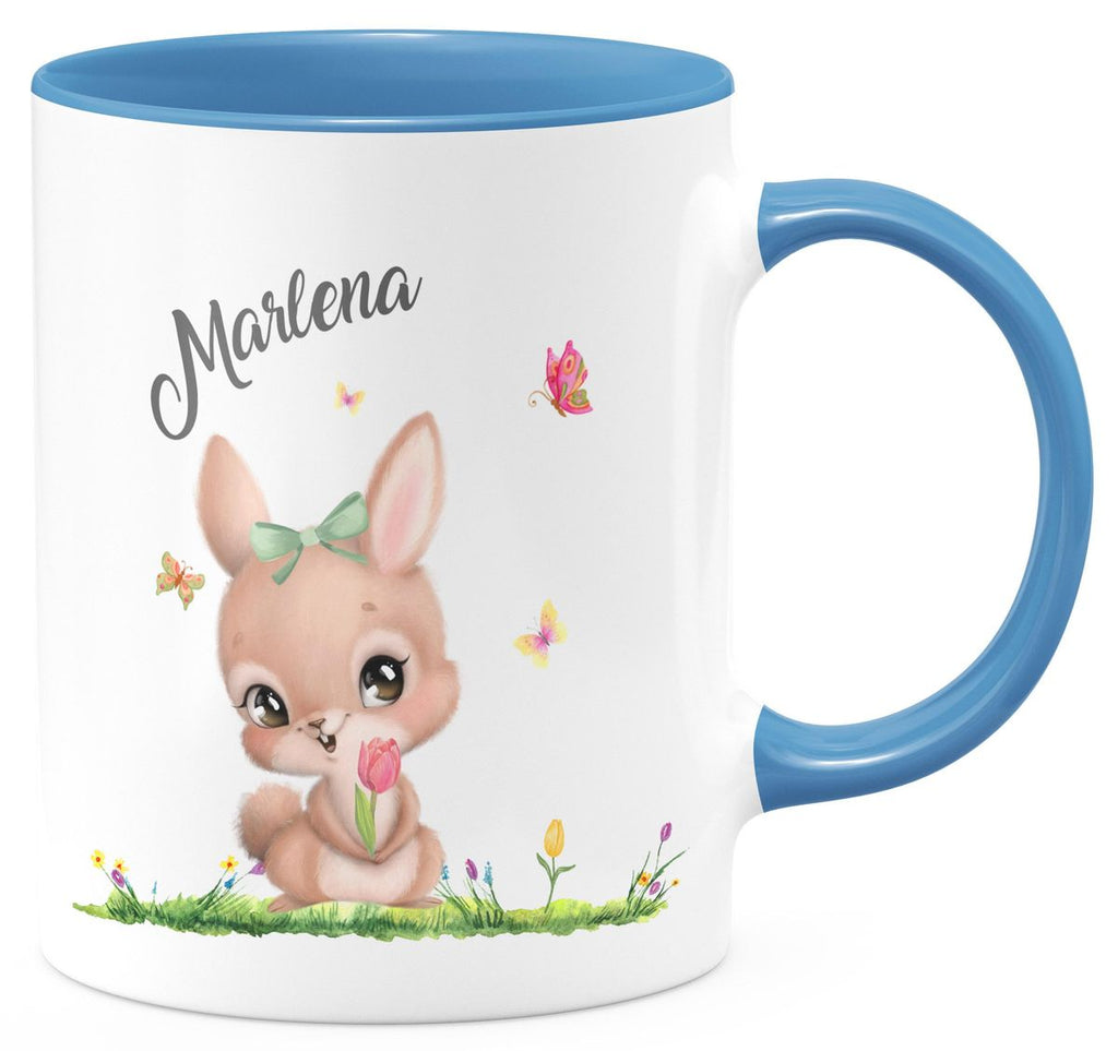 Keramik Tasse Fröhlicher Hase auf Blumenwiese - personalisiert mit Namen - von Mikalino