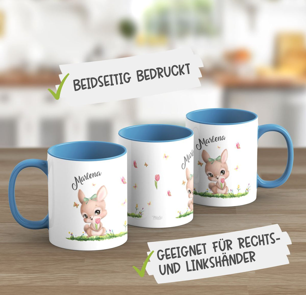 Keramik Tasse Fröhlicher Hase auf Blumenwiese - personalisiert mit Namen - von Mikalino