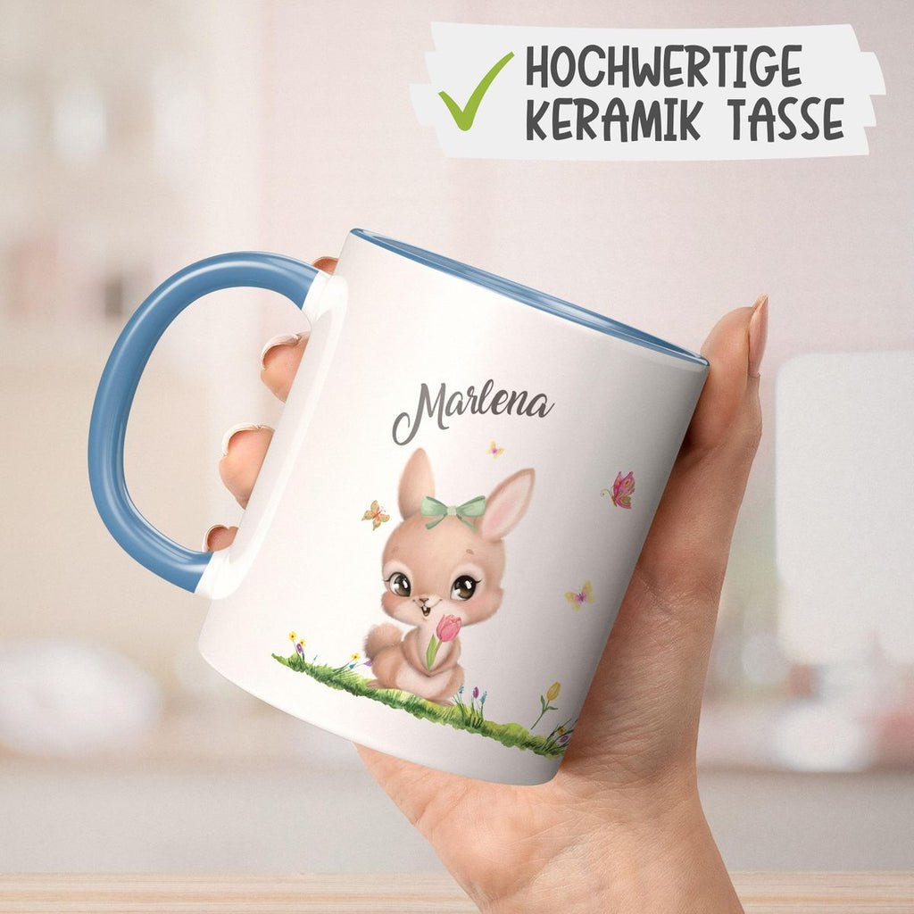 Keramik Tasse Fröhlicher Hase auf Blumenwiese - personalisiert mit Namen - von Mikalino