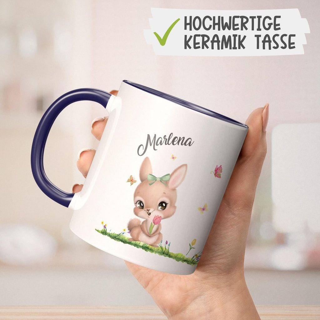 Keramik Tasse Fröhlicher Hase auf Blumenwiese - personalisiert mit Namen - von Mikalino