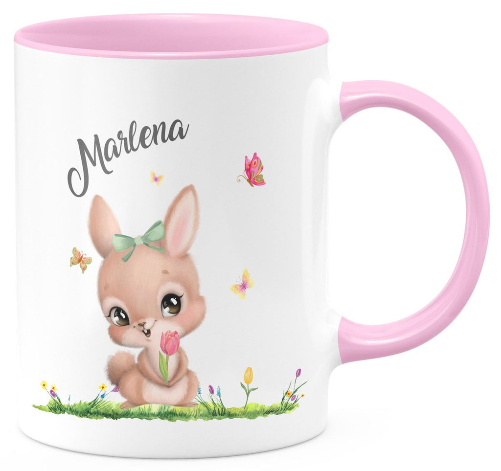 Keramik Tasse Fröhlicher Hase auf Blumenwiese - personalisiert mit Namen - von Mikalino