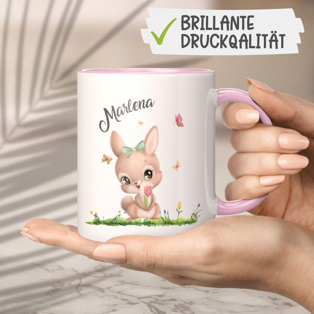 Keramik Tasse Fröhlicher Hase auf Blumenwiese - personalisiert mit Namen - von Mikalino