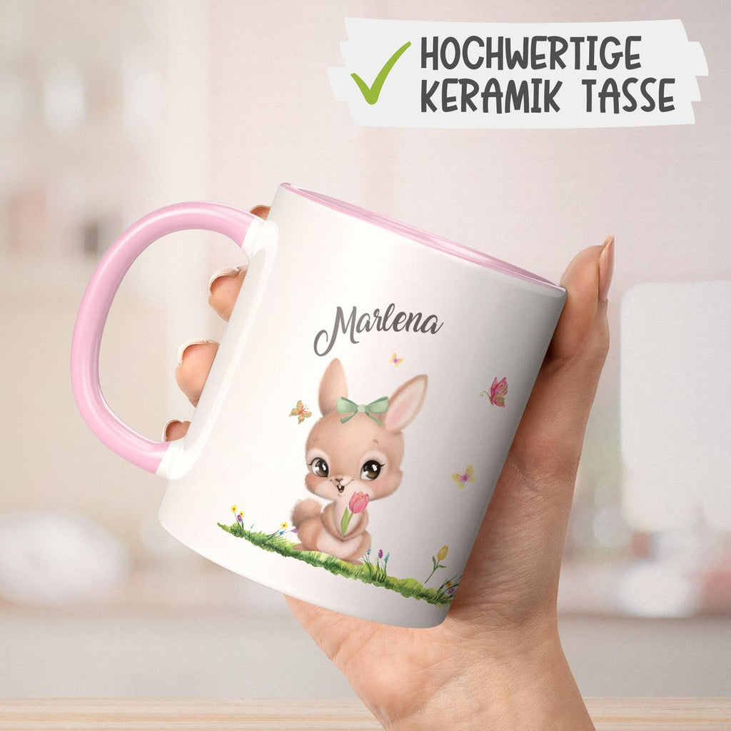 Keramik Tasse Fröhlicher Hase auf Blumenwiese - personalisiert mit Namen - von Mikalino