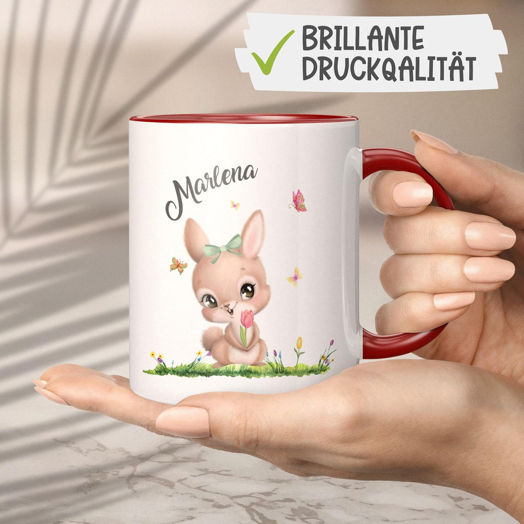 Keramik Tasse Fröhlicher Hase auf Blumenwiese - personalisiert mit Namen - von Mikalino