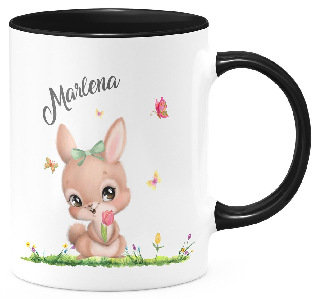 Keramik Tasse Fröhlicher Hase auf Blumenwiese - personalisiert mit Namen - von Mikalino