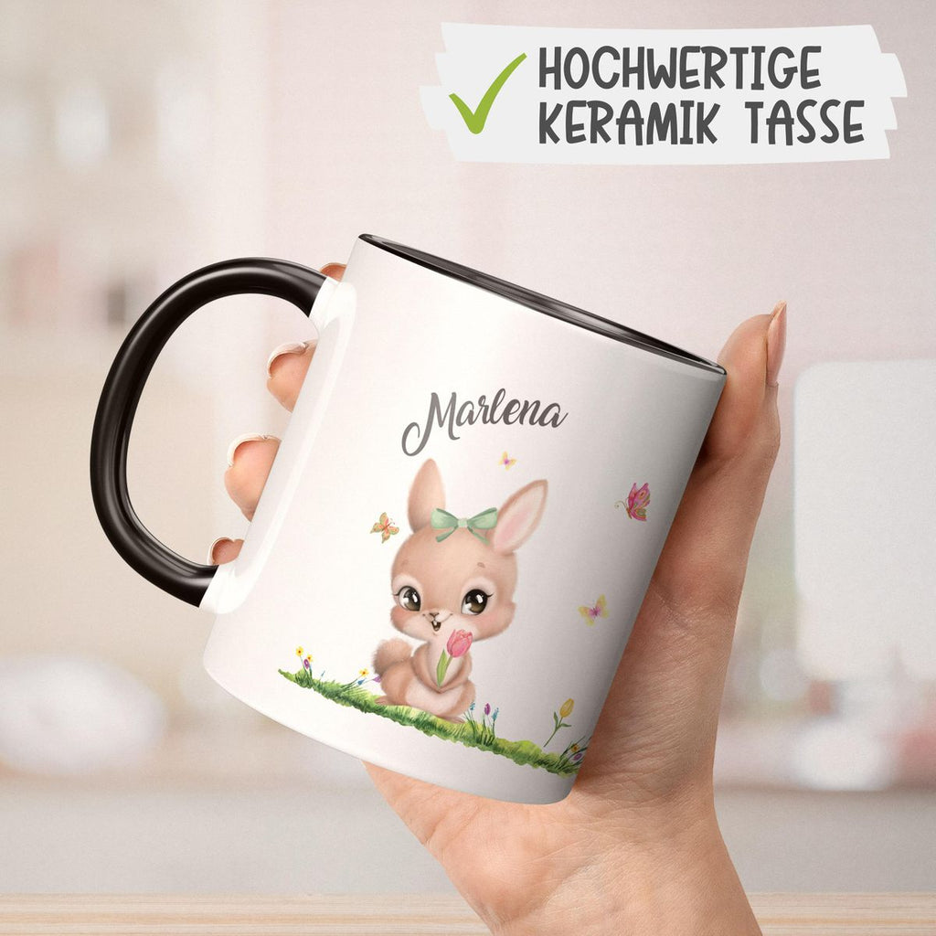 Keramik Tasse Fröhlicher Hase auf Blumenwiese - personalisiert mit Namen - von Mikalino