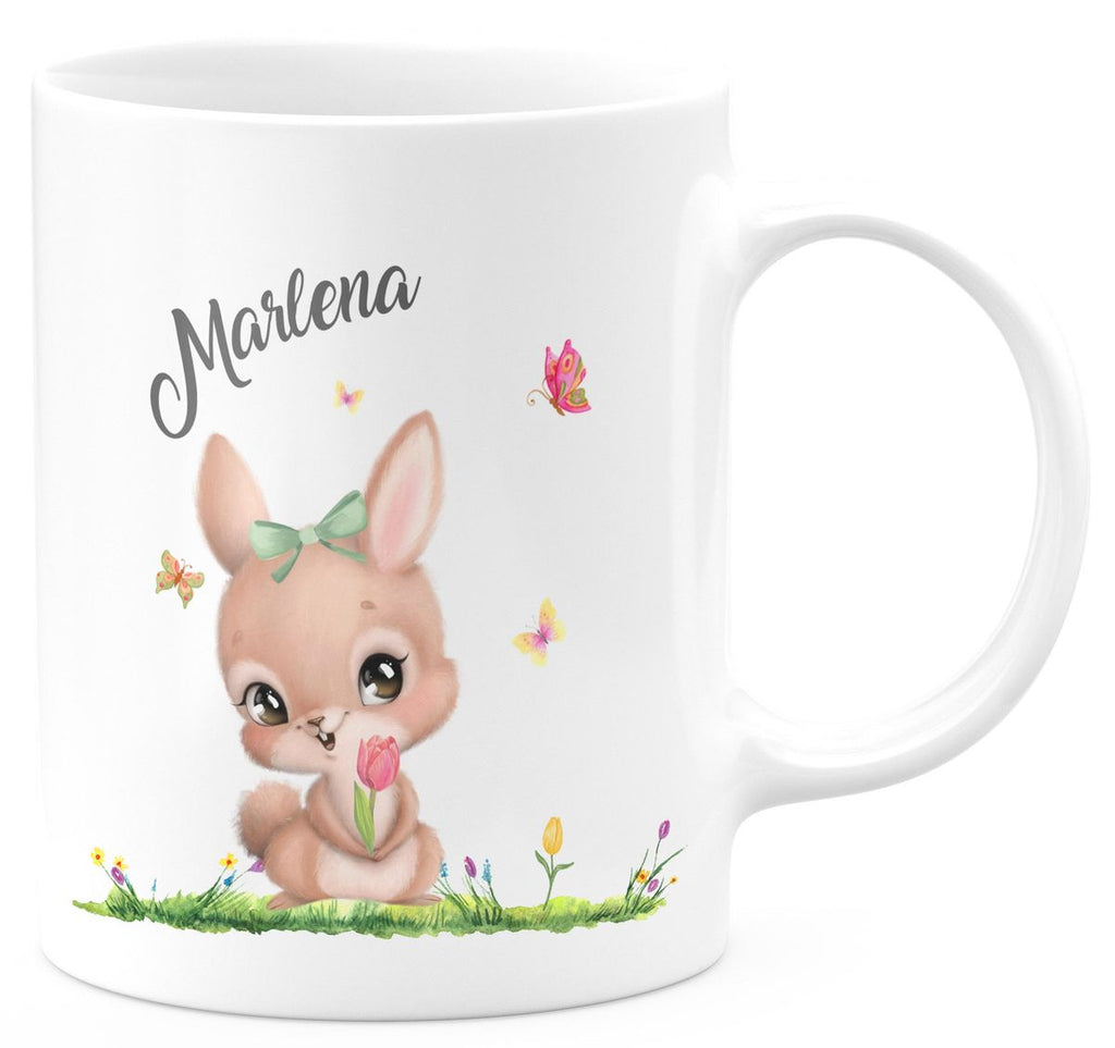 Keramik Tasse Fröhlicher Hase auf Blumenwiese - personalisiert mit Namen - von Mikalino