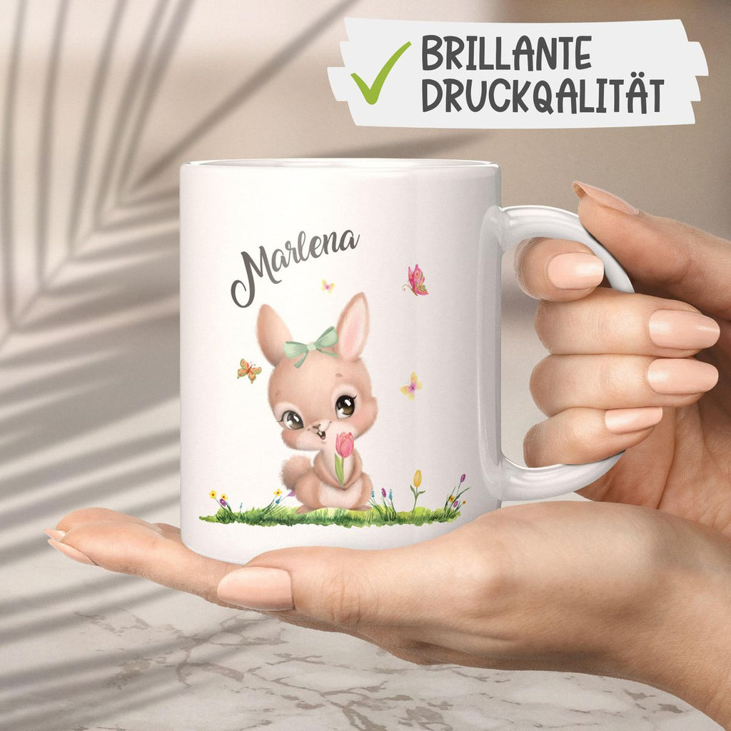 Keramik Tasse Fröhlicher Hase auf Blumenwiese - personalisiert mit Namen - von Mikalino