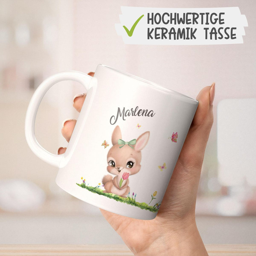 Keramik Tasse Fröhlicher Hase auf Blumenwiese - personalisiert mit Namen - von Mikalino