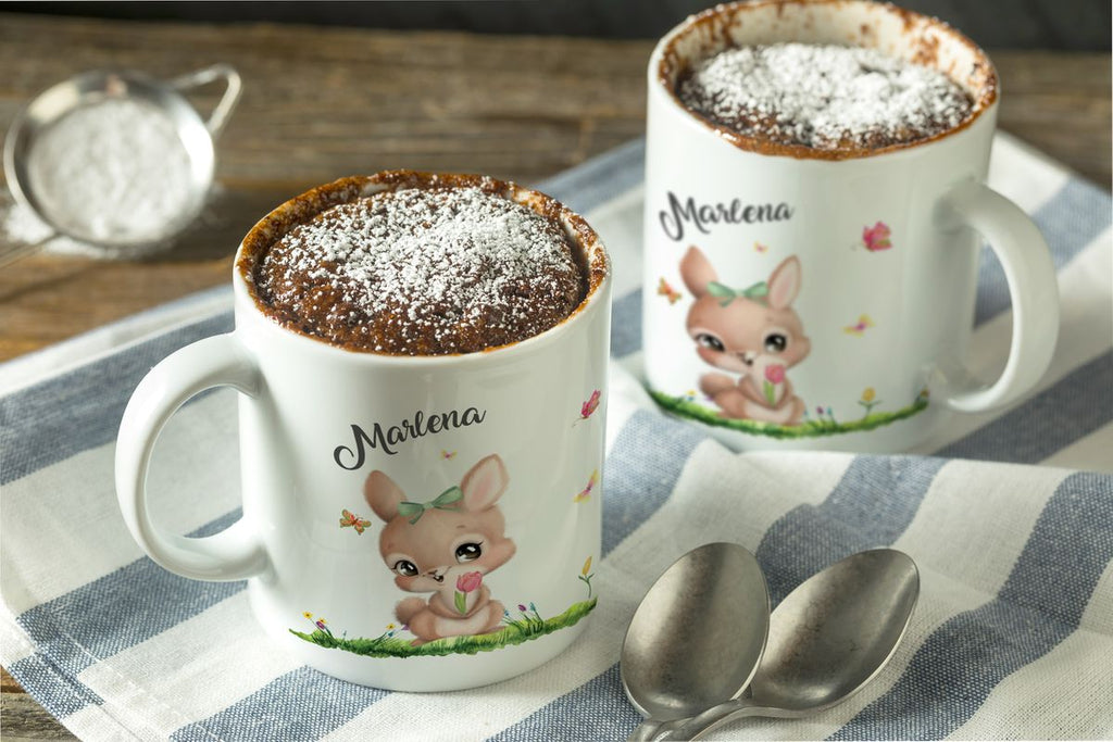 Keramik Tasse Fröhlicher Hase auf Blumenwiese - personalisiert mit Namen - von Mikalino