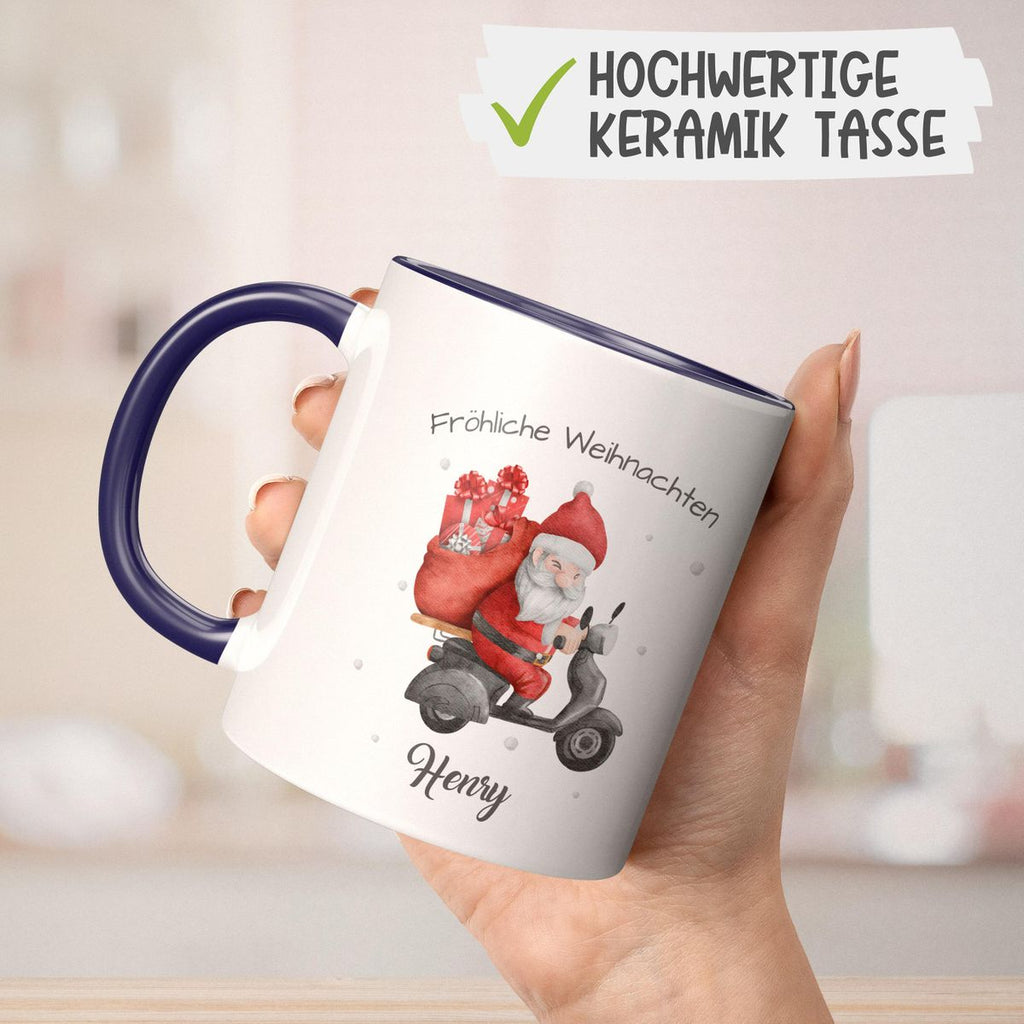 Keramik Tasse Fröhlicher Weihnachtsmann auf einem Roller - personalisiert mit Namen - von Mikalino