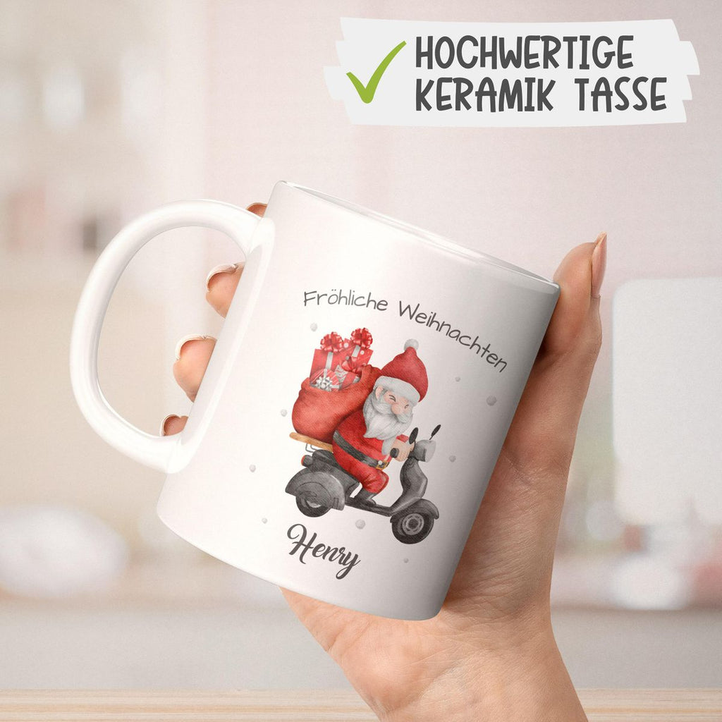 Keramik Tasse Fröhlicher Weihnachtsmann auf einem Roller - personalisiert mit Namen - von Mikalino