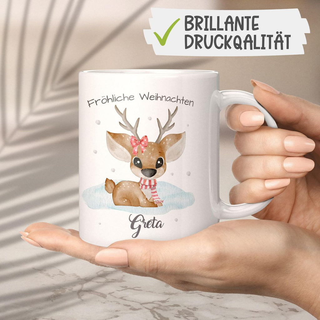 Keramik Tasse Fröhliche Weihnachten mit einem Niedlichen Reh im Schnee - personalisiert mit Namen - von Mikalino