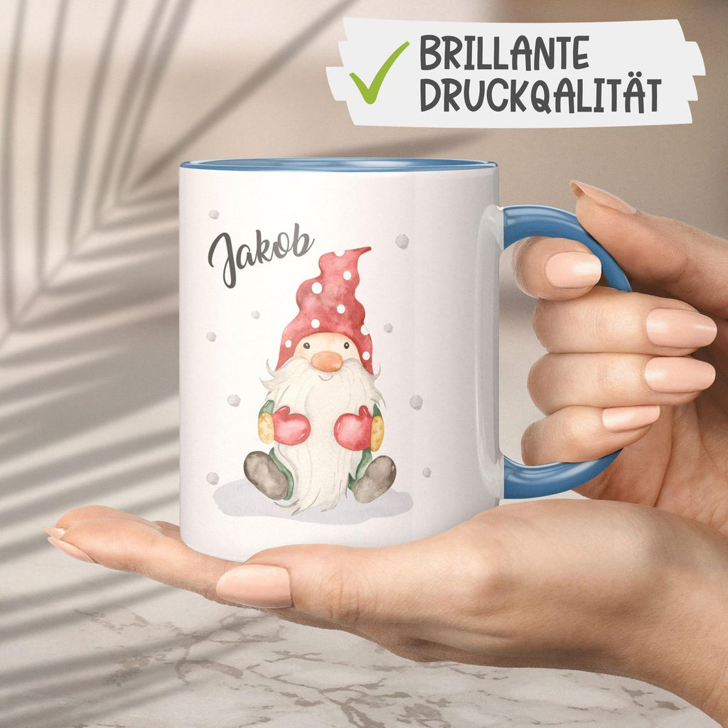 Keramik Tasse Fröhlicher Wichtel im Winter in rot - personalisiert mit Namen - von Mikalino