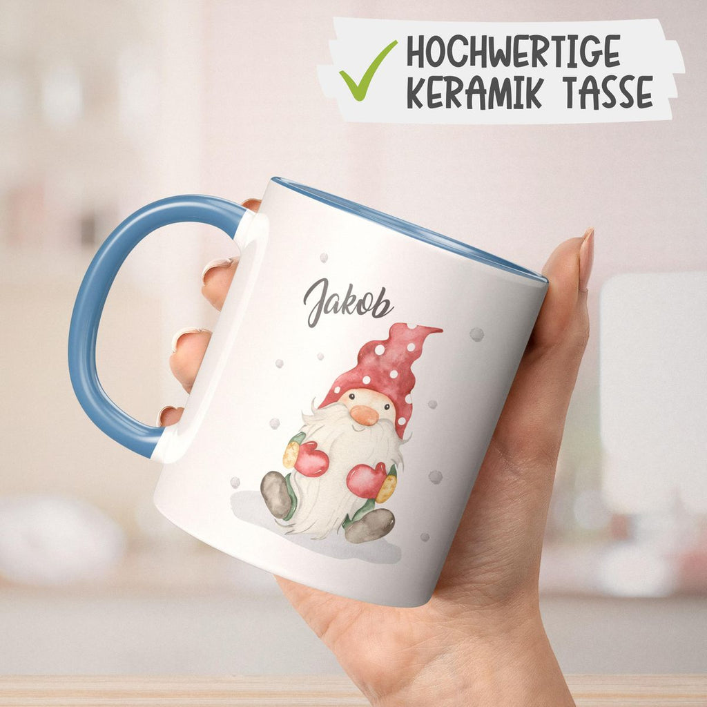 Keramik Tasse Fröhlicher Wichtel im Winter in rot - personalisiert mit Namen - von Mikalino