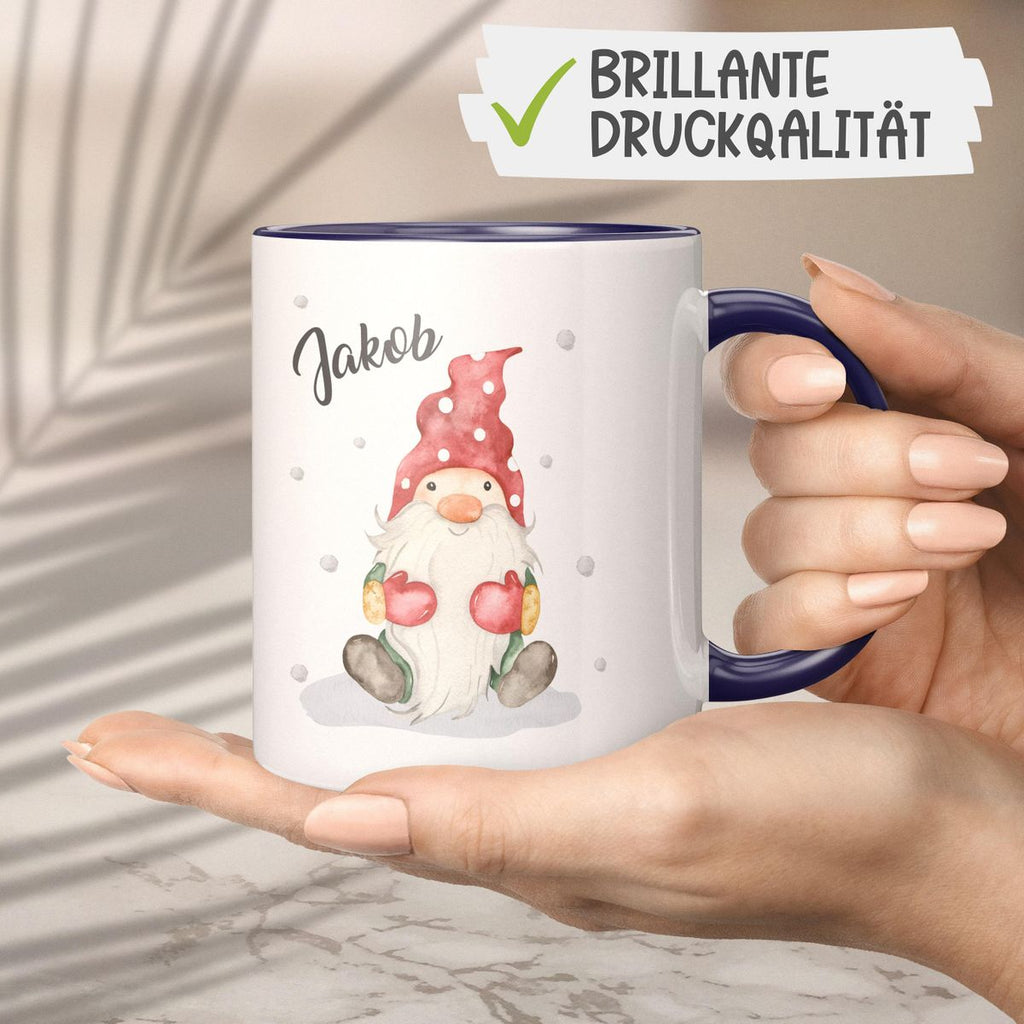 Keramik Tasse Fröhlicher Wichtel im Winter in rot - personalisiert mit Namen - von Mikalino