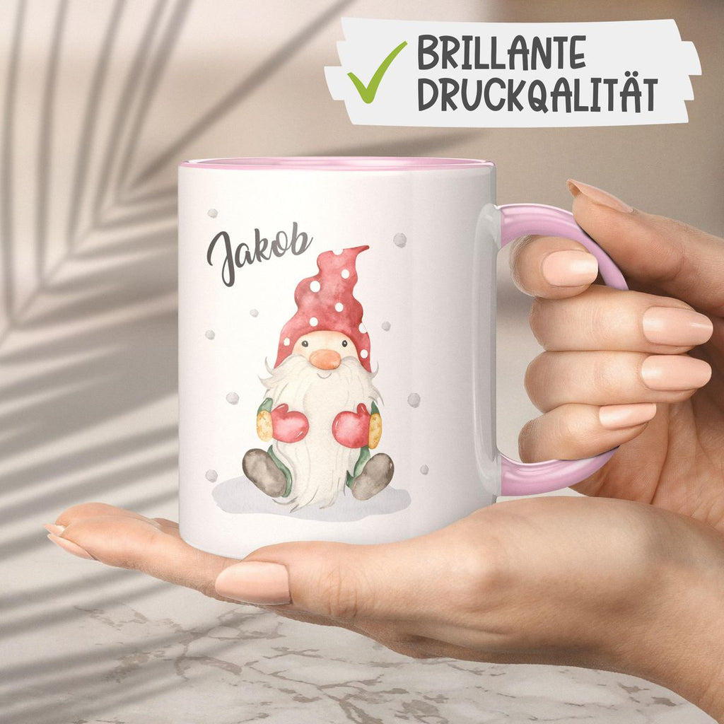 Keramik Tasse Fröhlicher Wichtel im Winter in rot - personalisiert mit Namen - von Mikalino