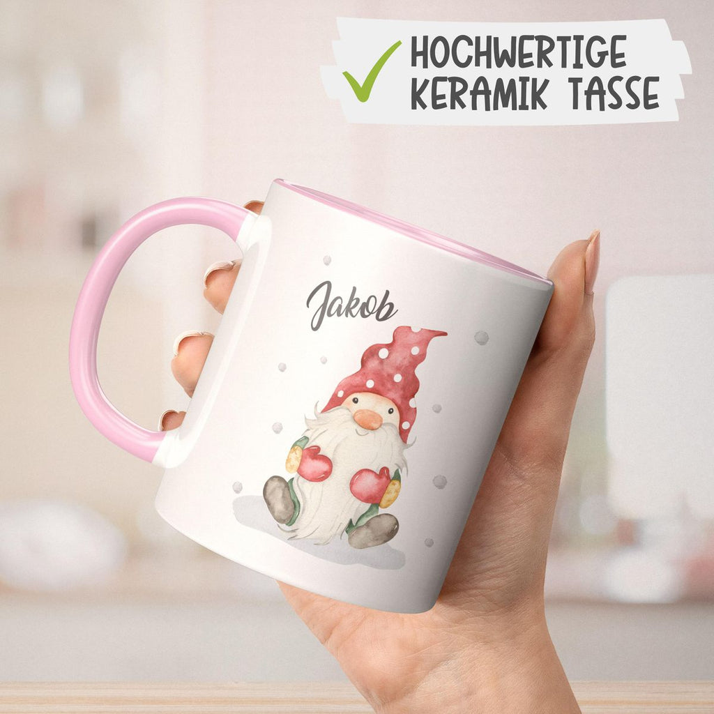 Keramik Tasse Fröhlicher Wichtel im Winter in rot - personalisiert mit Namen - von Mikalino