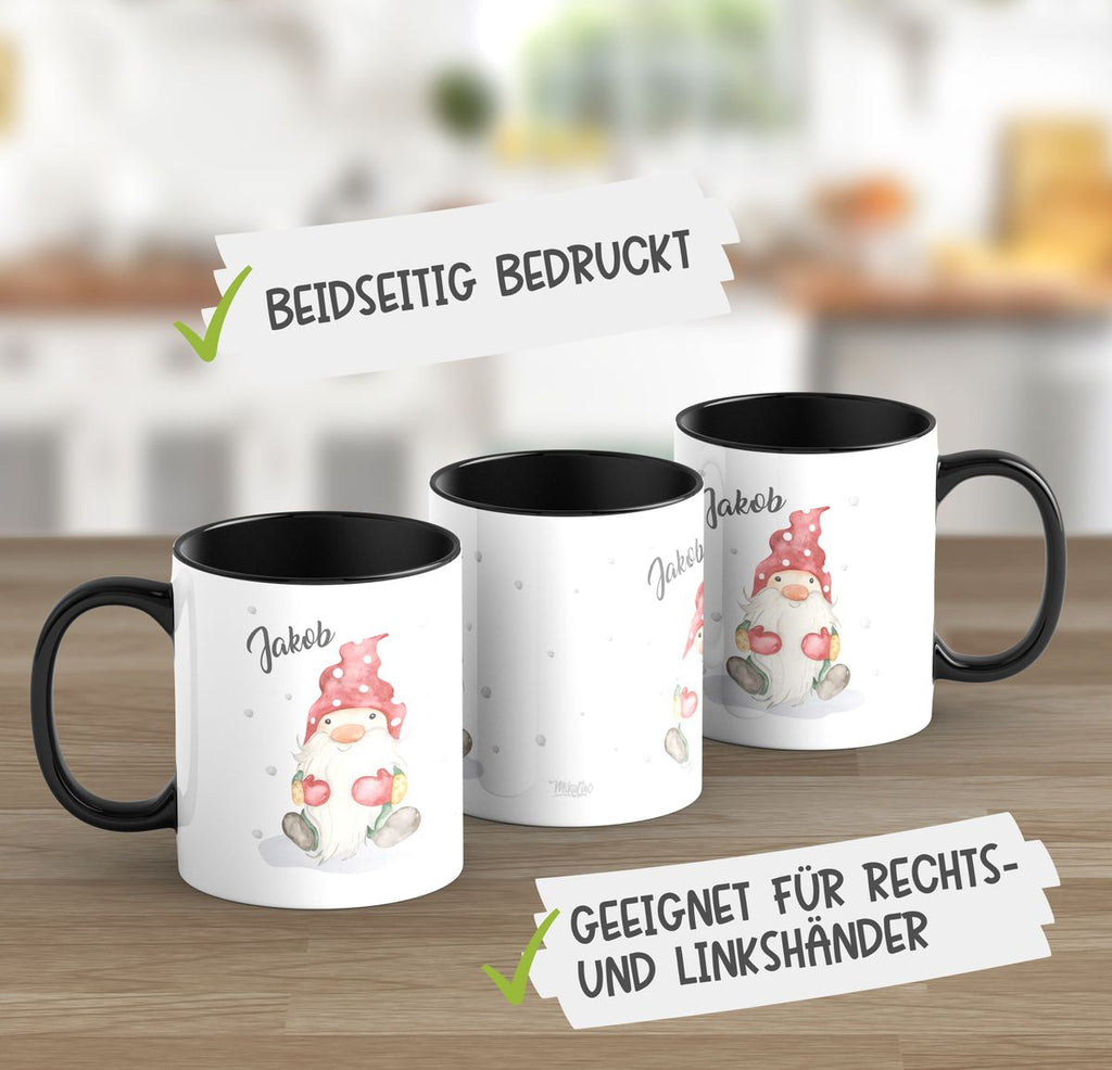 Keramik Tasse Fröhlicher Wichtel im Winter in rot - personalisiert mit Namen - von Mikalino