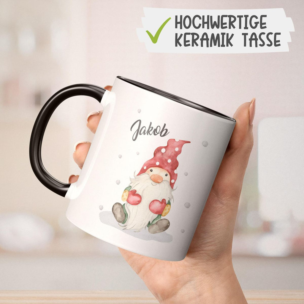 Keramik Tasse Fröhlicher Wichtel im Winter in rot - personalisiert mit Namen - von Mikalino