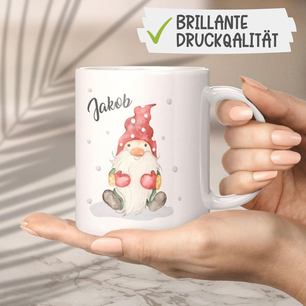 Keramik Tasse Fröhlicher Wichtel im Winter in rot - personalisiert mit Namen - von Mikalino