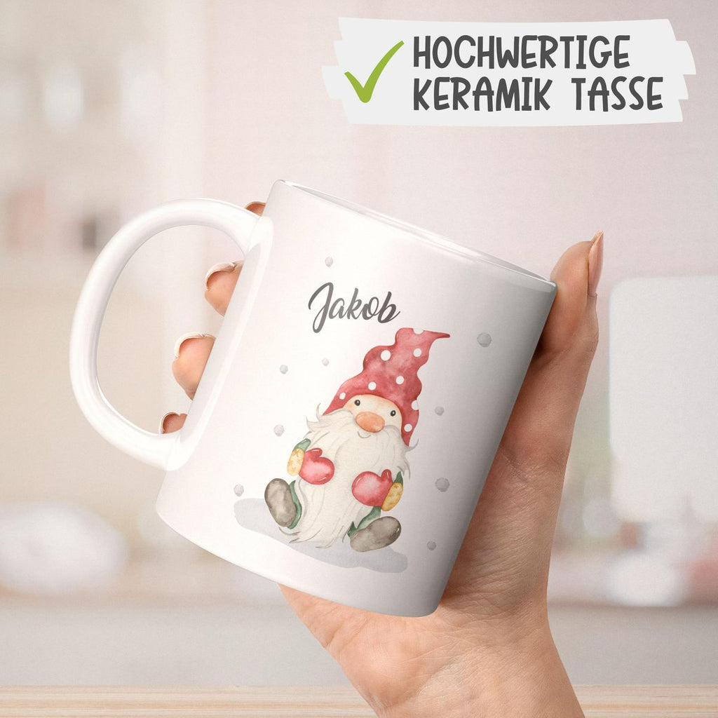 Keramik Tasse Fröhlicher Wichtel im Winter in rot - personalisiert mit Namen - von Mikalino