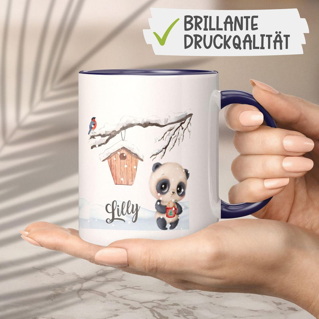 Keramik Tasse Süßer Waschbär in Schneelandschaft - personalisiert mit Namen - von Mikalino