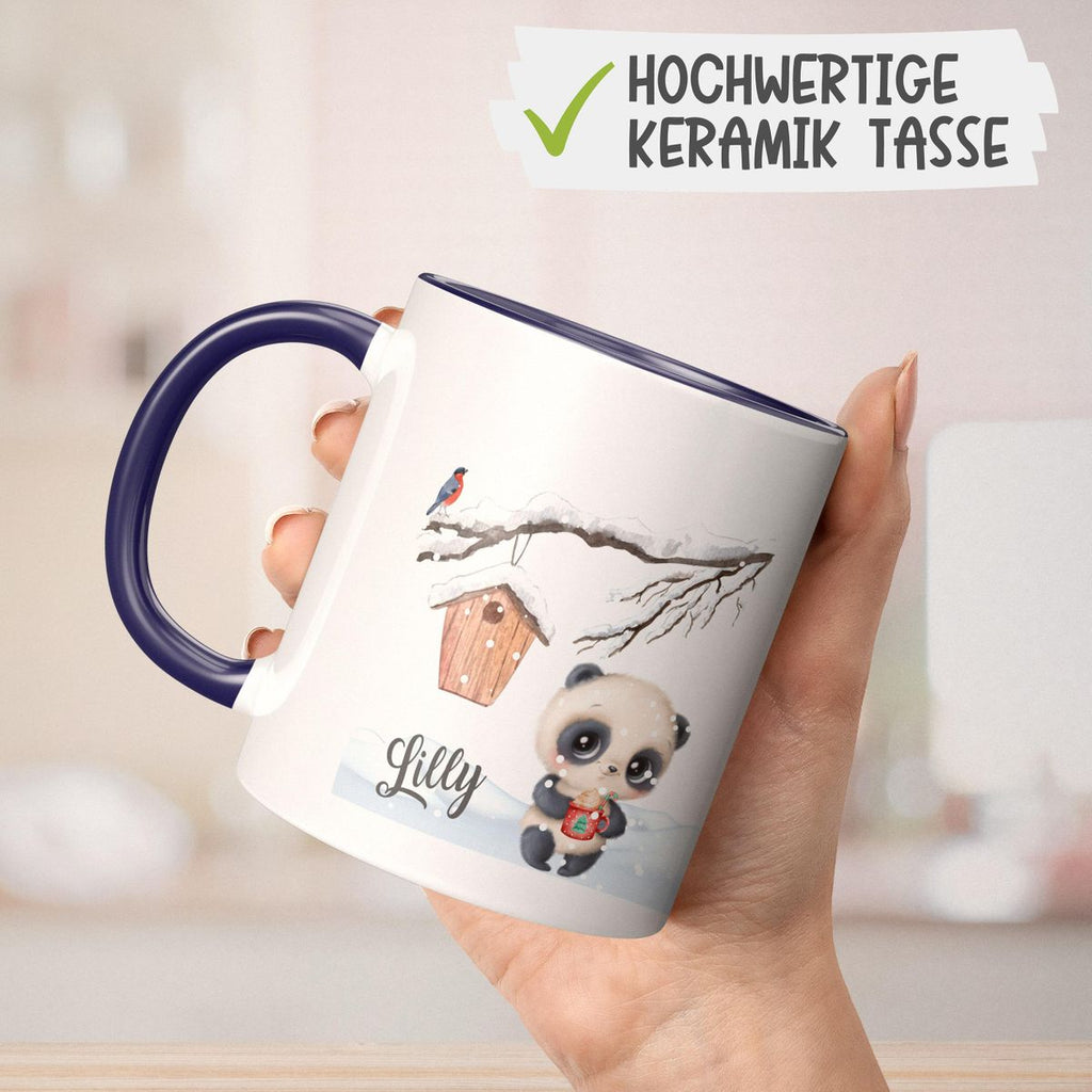 Keramik Tasse Süßer Waschbär in Schneelandschaft - personalisiert mit Namen - von Mikalino