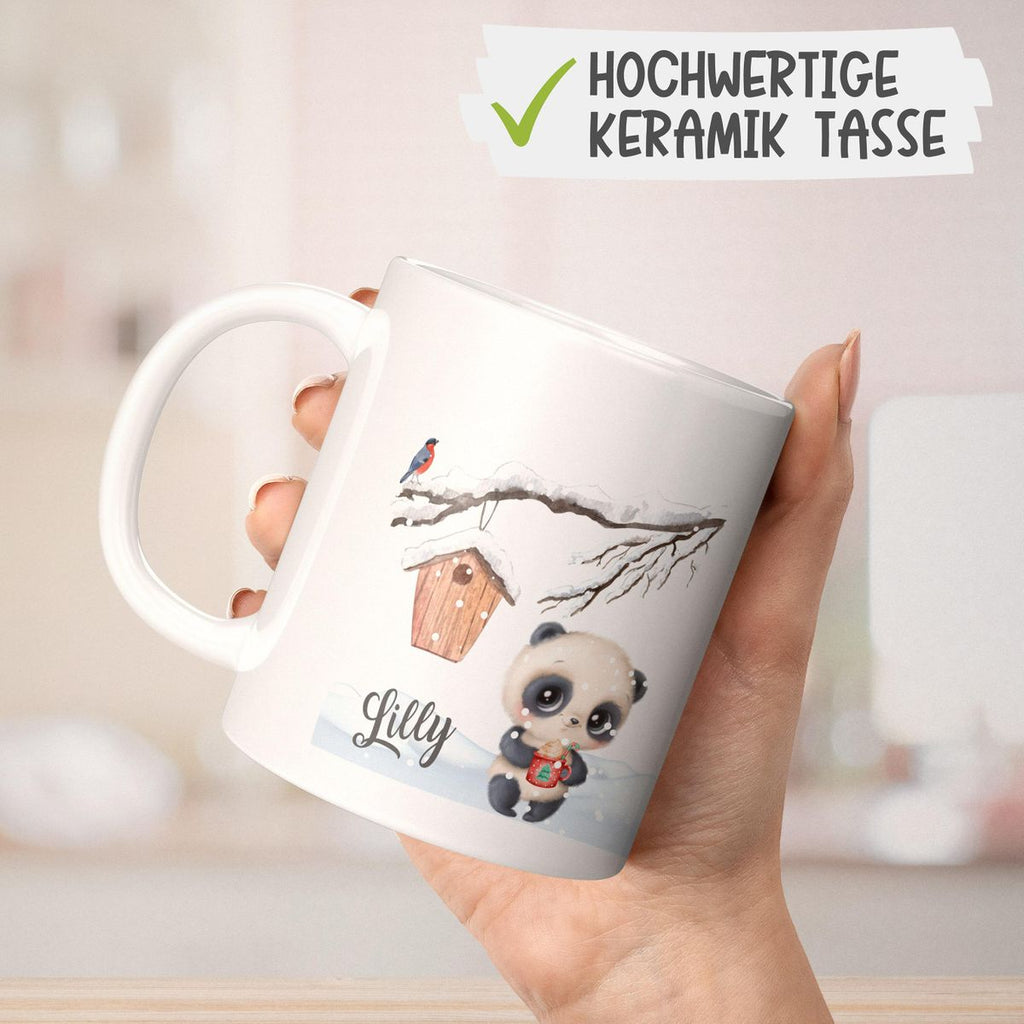 Keramik Tasse Süßer Waschbär in Schneelandschaft - personalisiert mit Namen - von Mikalino