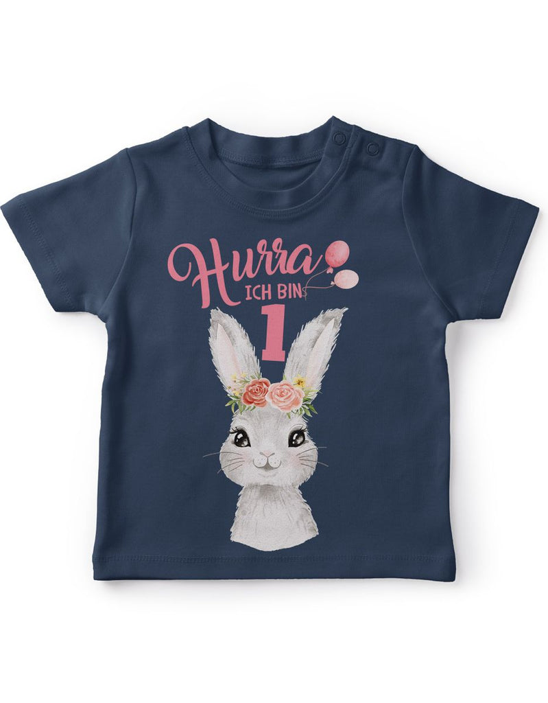 Baby / Kinder T-Shirt mit Spruch Hurra ich bin Eins 1 Süßes Motiv zum ersten Geburtstag mit Hase - von Mikalino