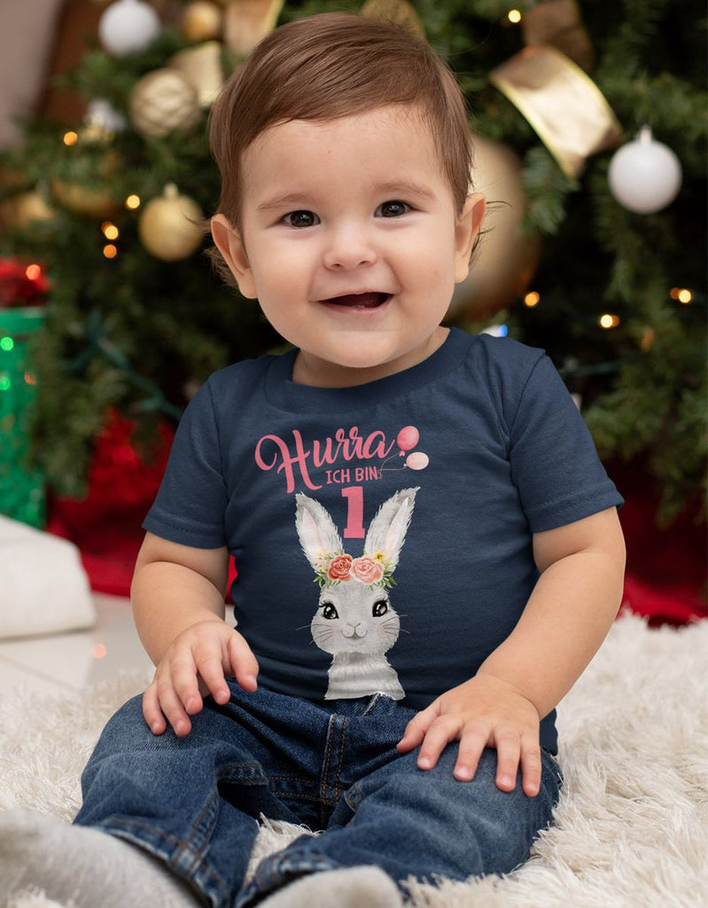 Baby / Kinder T-Shirt mit Spruch Hurra ich bin Eins 1 Süßes Motiv zum ersten Geburtstag mit Hase - von Mikalino