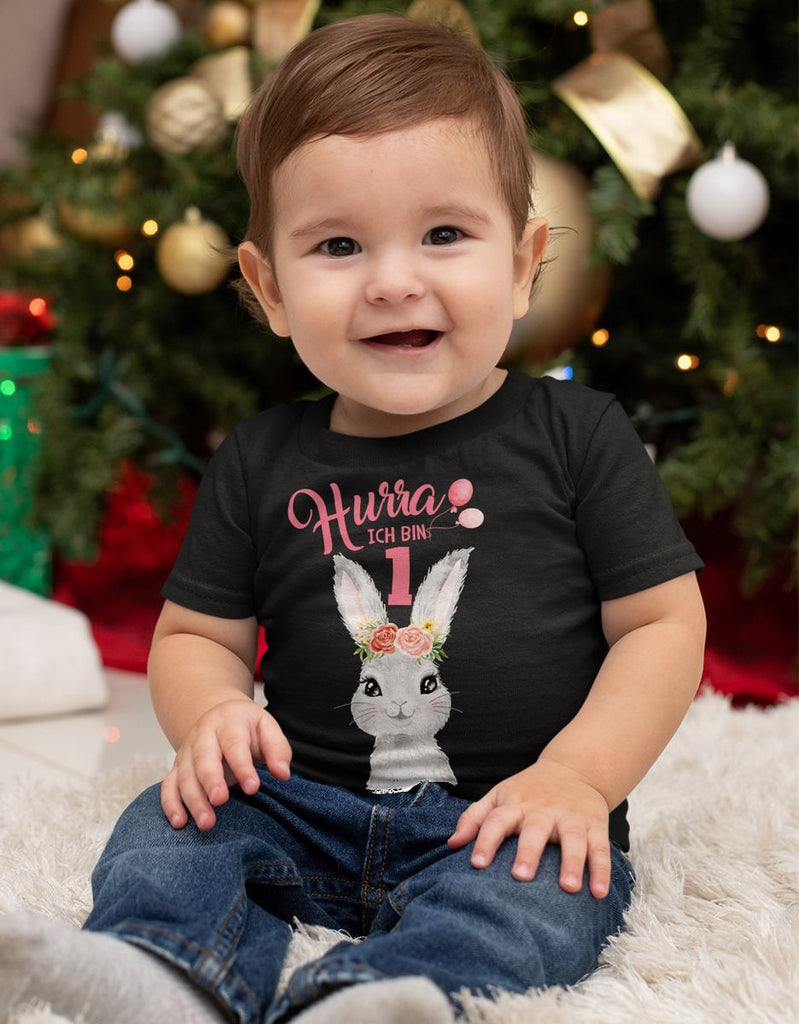 Baby / Kinder T-Shirt mit Spruch Hurra ich bin Eins 1 Süßes Motiv zum ersten Geburtstag mit Hase - von Mikalino