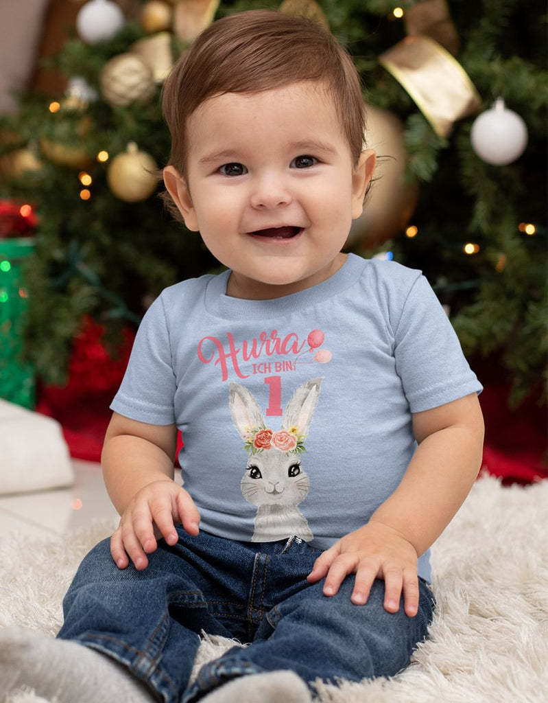 Baby / Kinder T-Shirt mit Spruch Hurra ich bin Eins 1 Süßes Motiv zum ersten Geburtstag mit Hase - von Mikalino