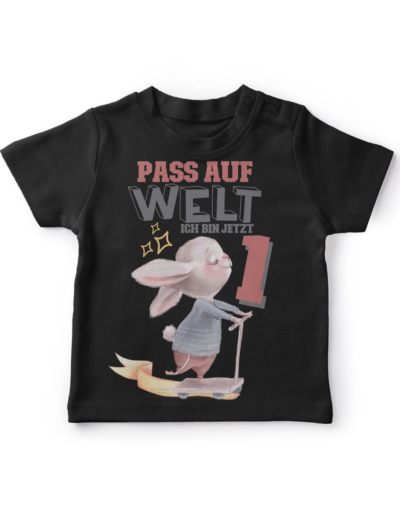 Baby / Kinder T-Shirt mit Spruch Pass auf Welt Ich bin jetzt Eins 1 Hase auf einem Roller - von Mikalino