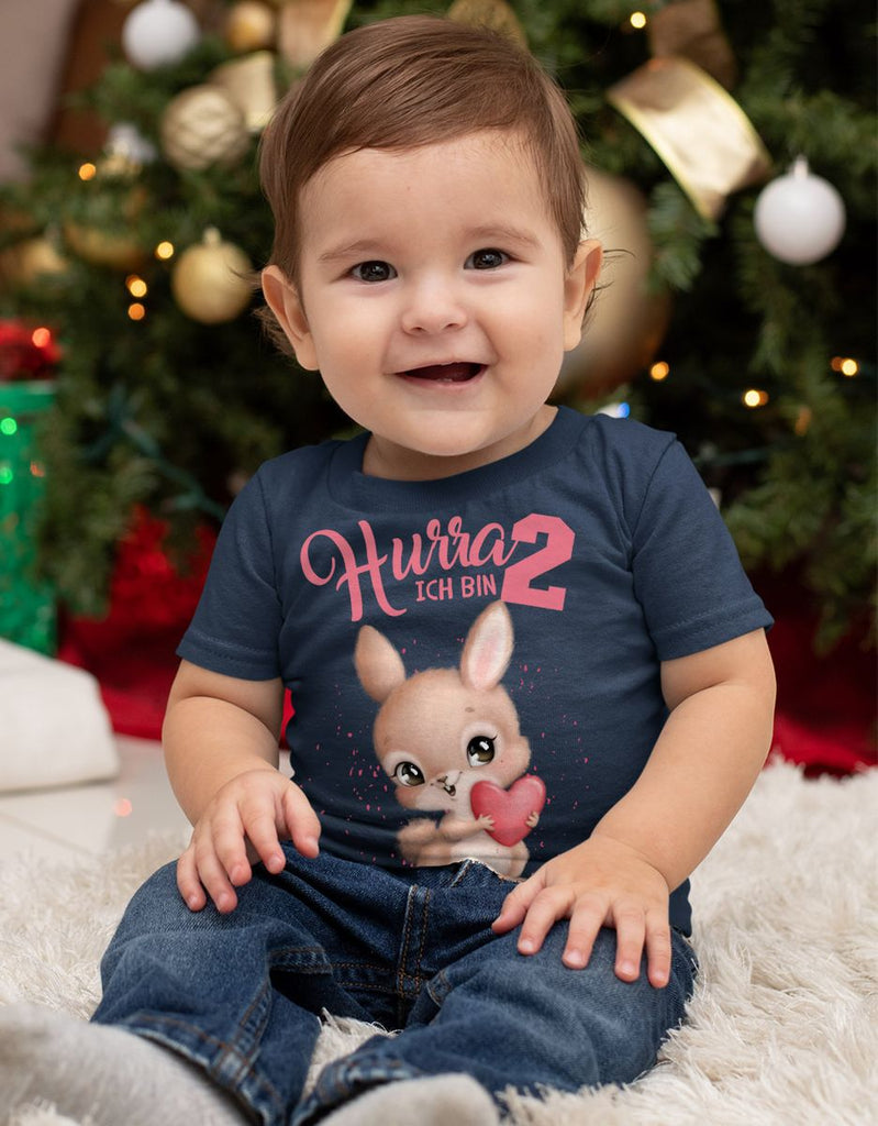 Baby / Kinder T-Shirt mit Spruch Ich bin Zwei 2 süßer Hase mit großem Herz in der Hand - von Mikalino