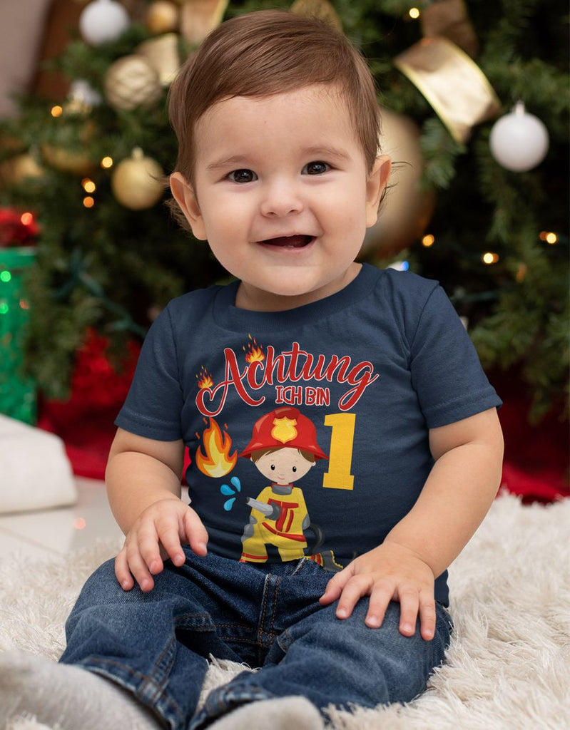 Baby / Kinder T-Shirt mit Spruch Achtung ich bin 1 Eins Feuerwehr - von Mikalino