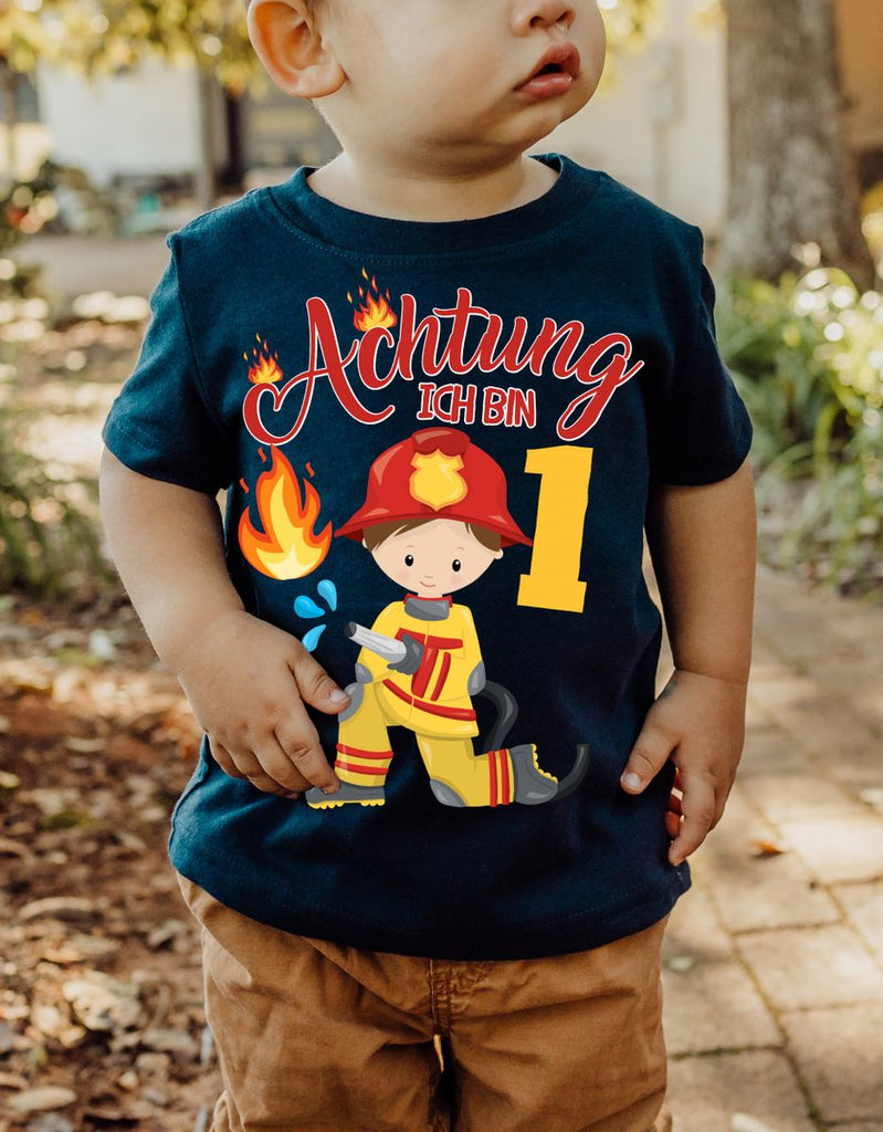 Baby / Kinder T-Shirt mit Spruch Achtung ich bin 1 Eins Feuerwehr - von Mikalino