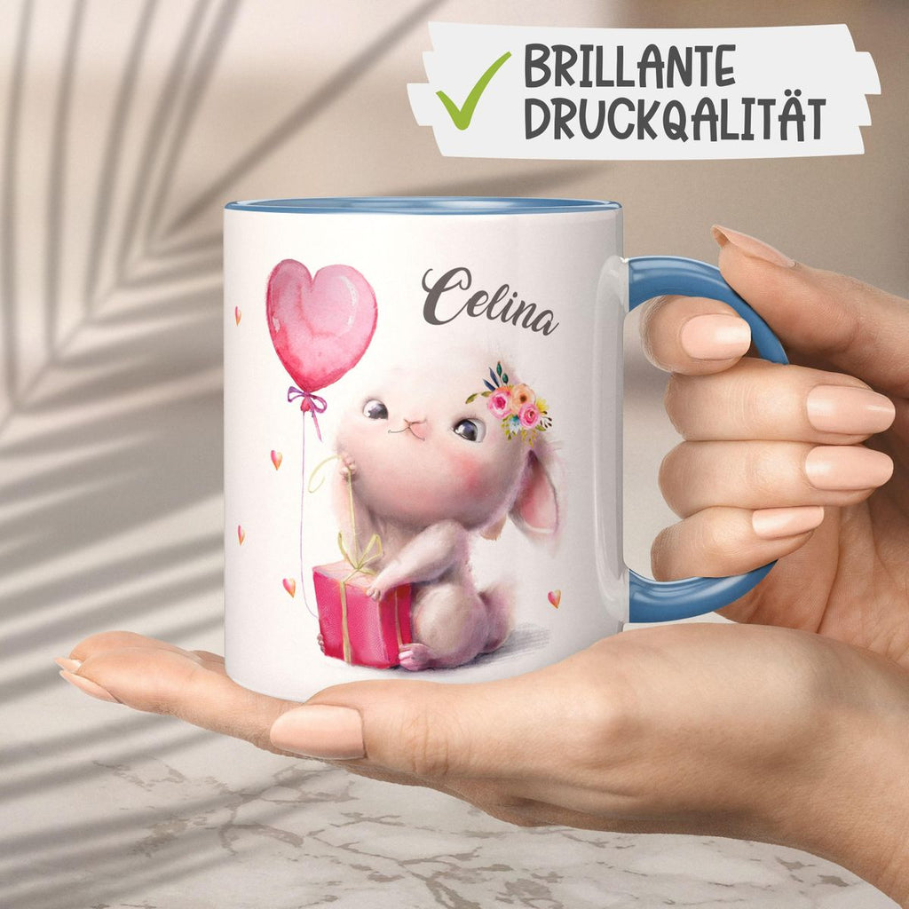 Keramik Tasse Süßer kleiner Hase mit Geschenk und Luftballon mit Wunschname - von Mikalino