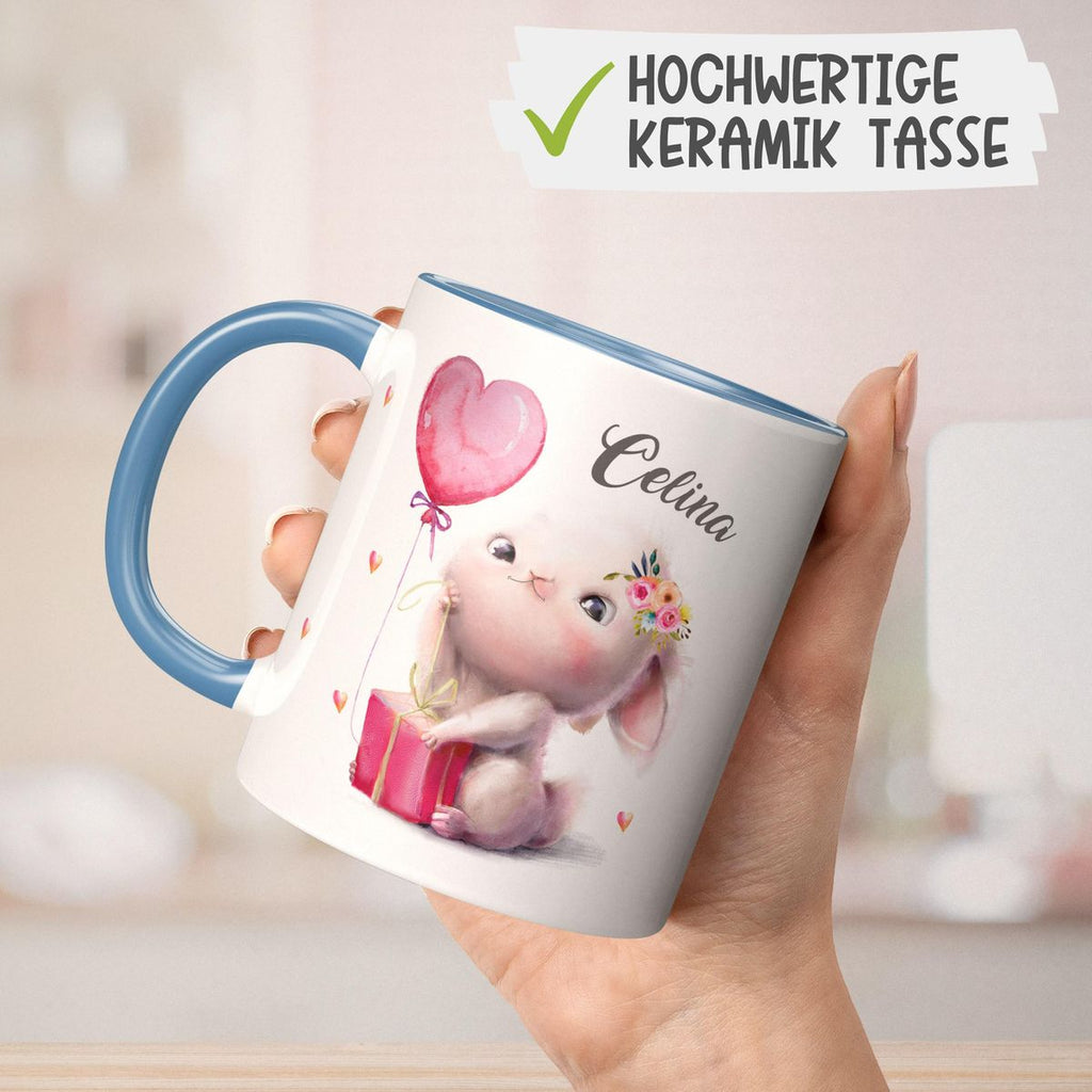 Keramik Tasse Süßer kleiner Hase mit Geschenk und Luftballon mit Wunschname - von Mikalino