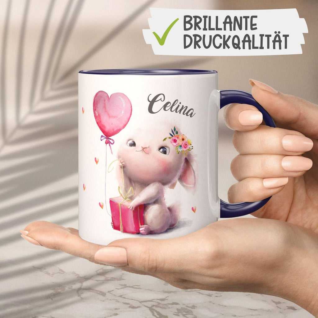 Keramik Tasse Süßer kleiner Hase mit Geschenk und Luftballon mit Wunschname - von Mikalino