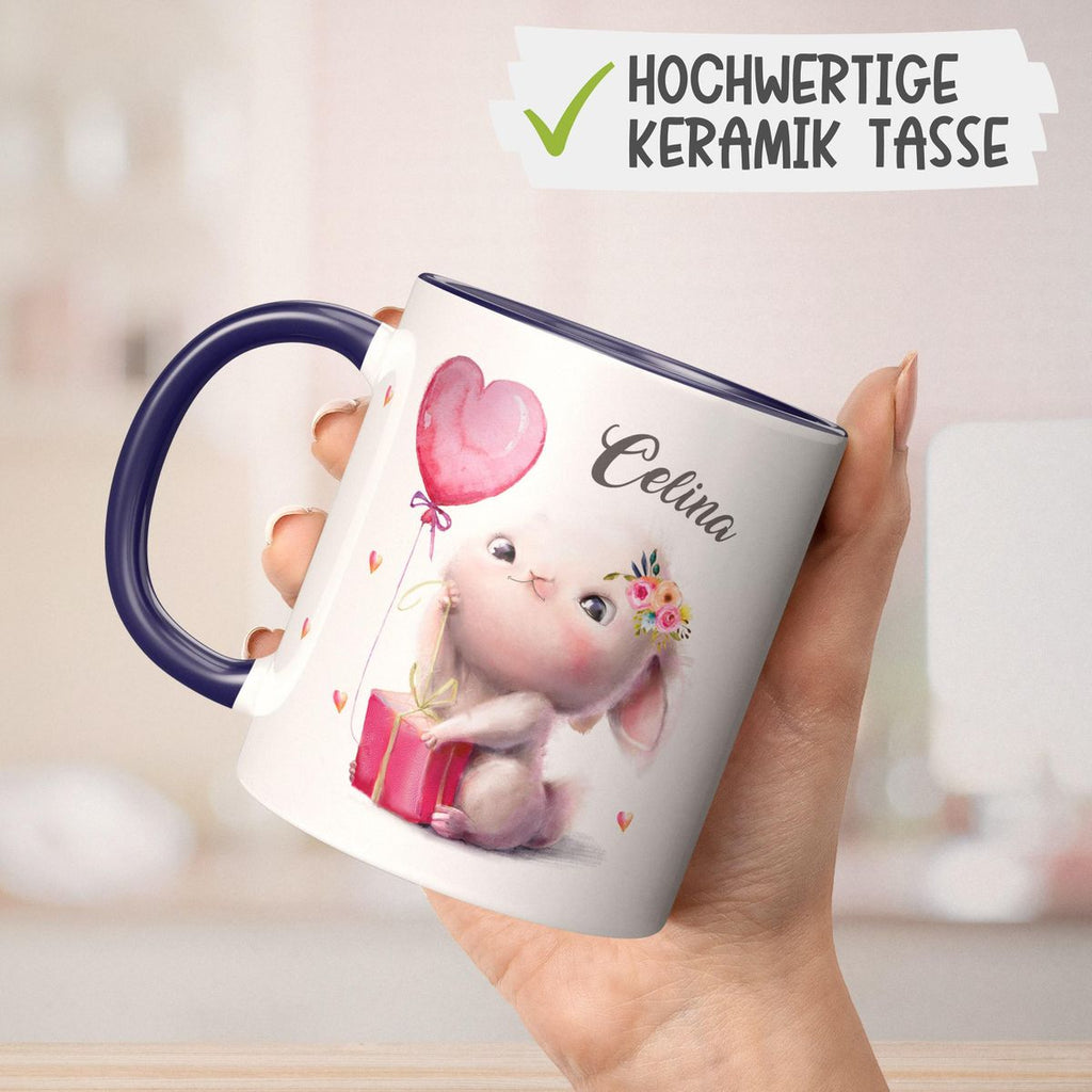 Keramik Tasse Süßer kleiner Hase mit Geschenk und Luftballon mit Wunschname - von Mikalino