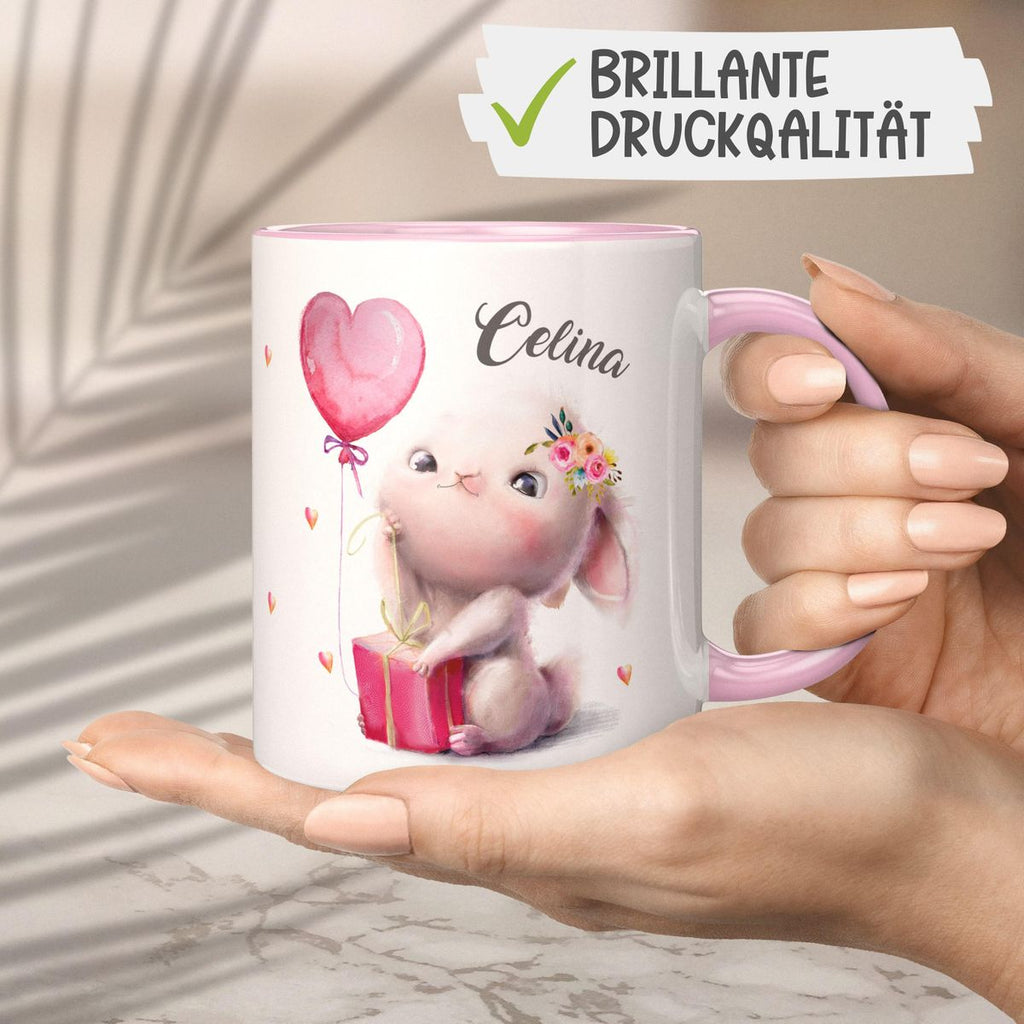 Keramik Tasse Süßer kleiner Hase mit Geschenk und Luftballon mit Wunschname - von Mikalino