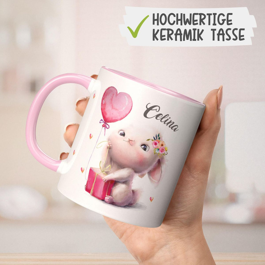 Keramik Tasse Süßer kleiner Hase mit Geschenk und Luftballon mit Wunschname - von Mikalino