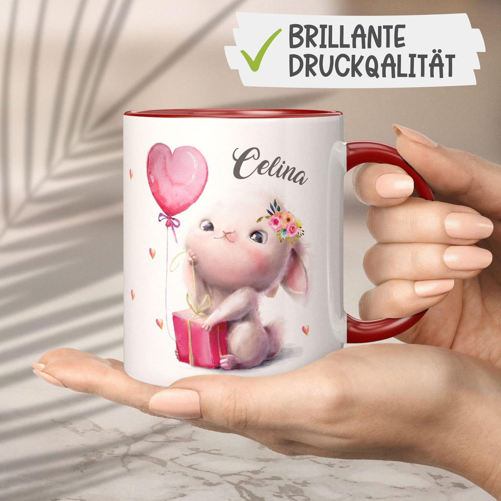 Keramik Tasse Süßer kleiner Hase mit Geschenk und Luftballon mit Wunschname - von Mikalino